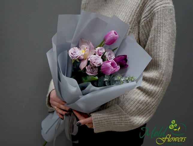 Букет-комплимент из фиолетовых тюльпанов Фото